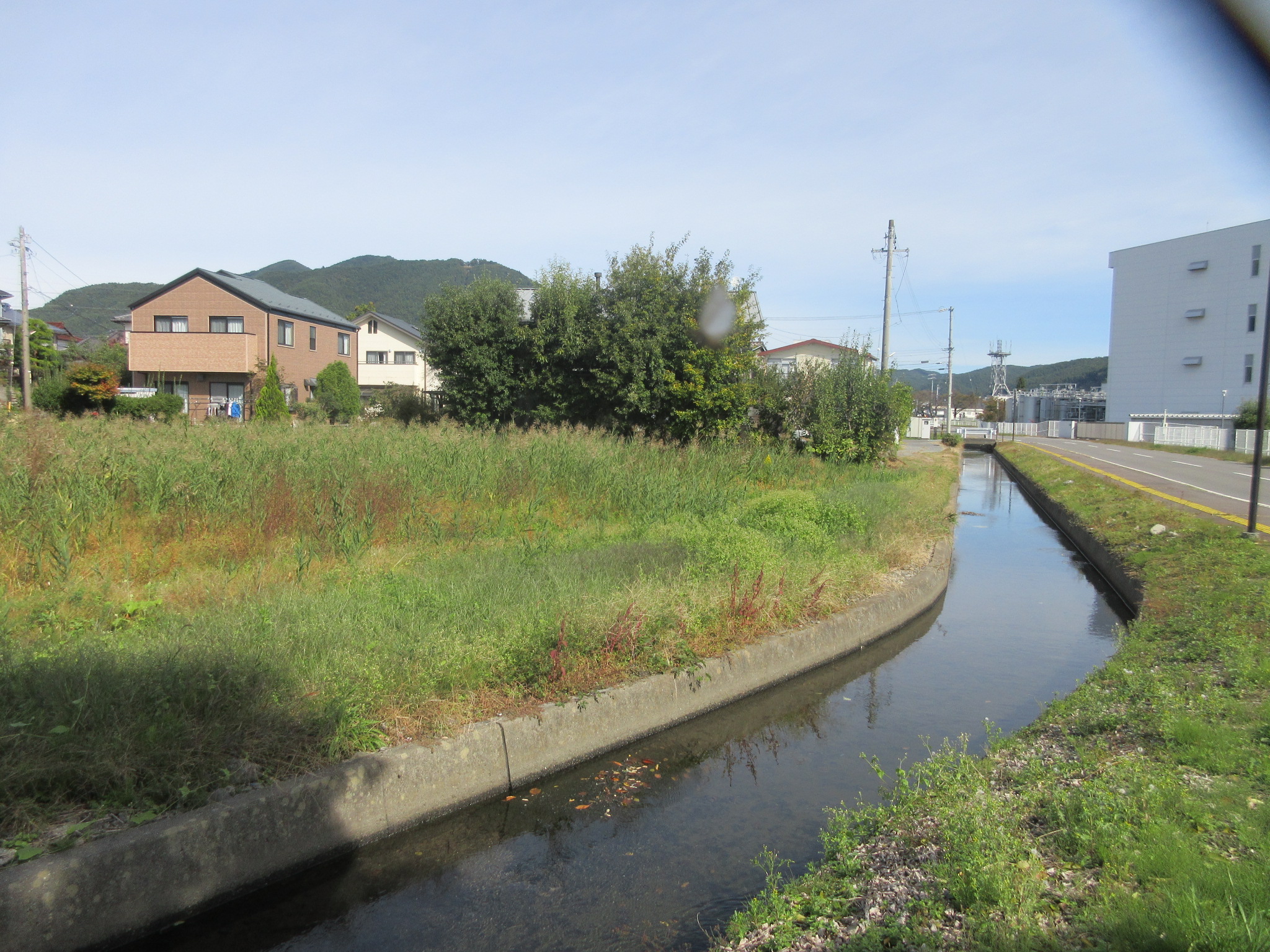 水路側道路にも上下水道の本管は無し（引込工事不可）