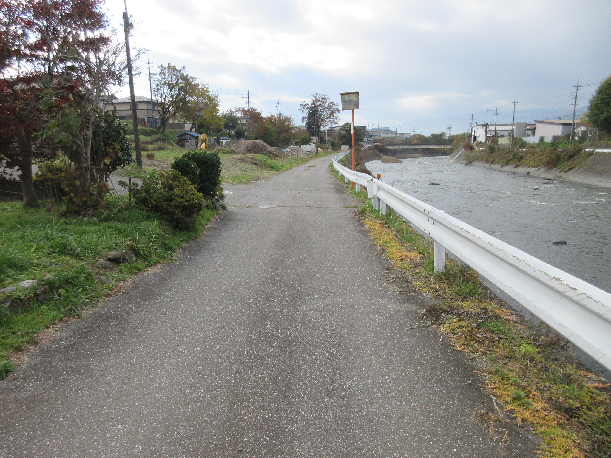 前面道路（天竜川沿い）