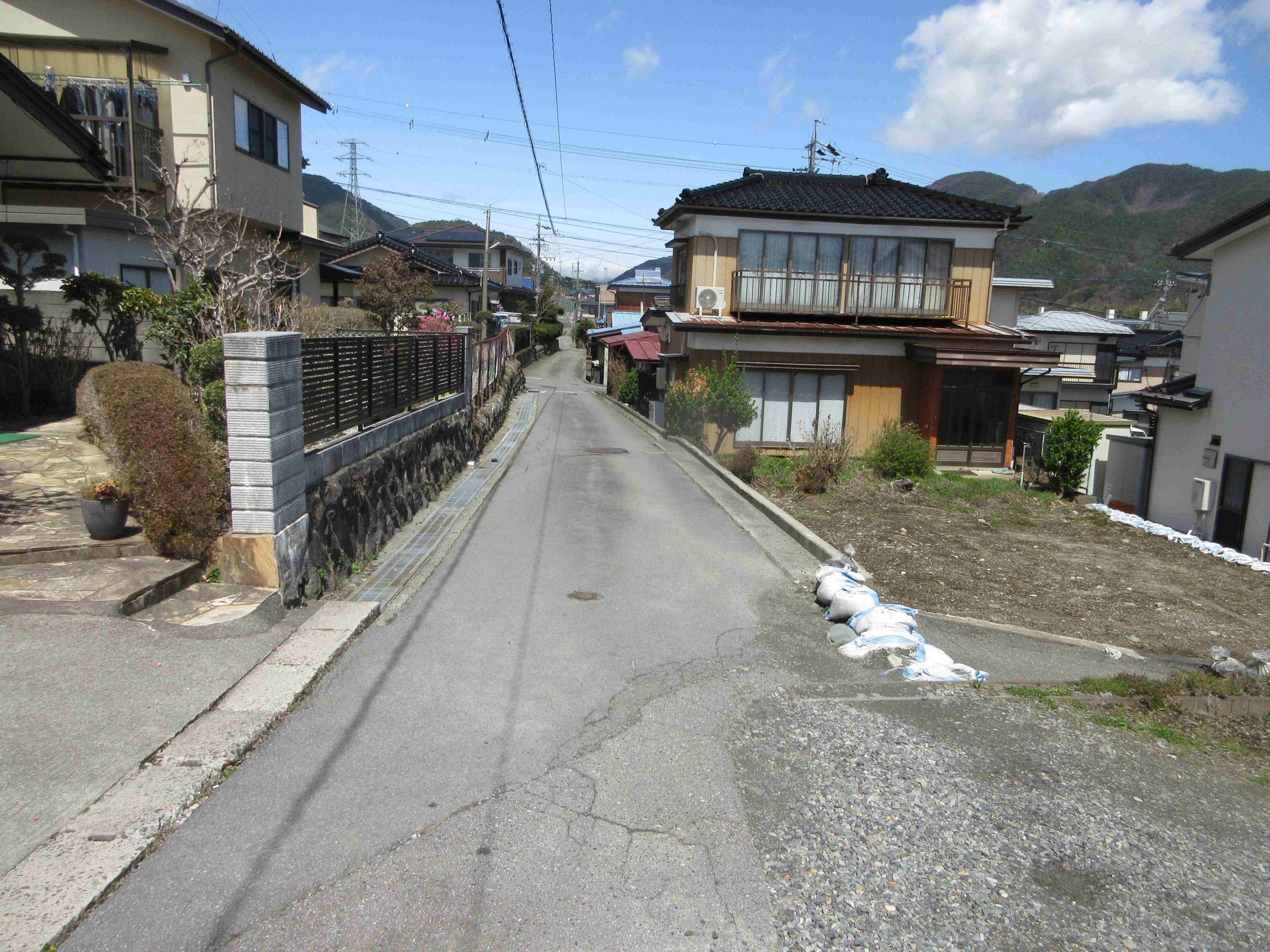 西側接道：町道1300号　幅員3.3ｍ