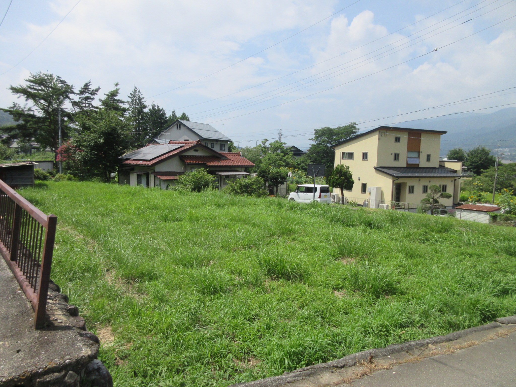 高徳寺下の田畑に囲まれた静かな立地