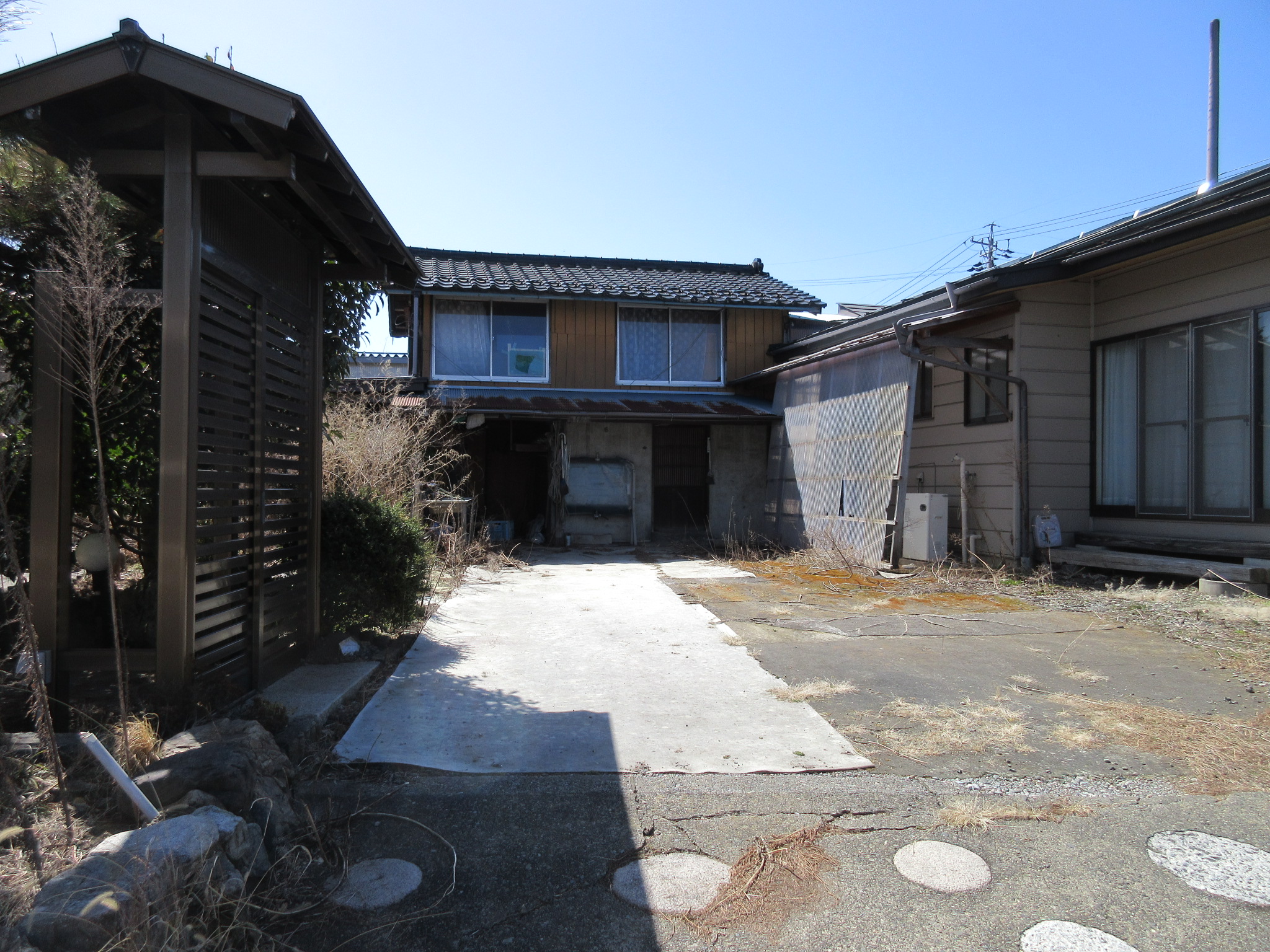 駐車スペース（正面小屋、左側旧家屋取壊し予定）